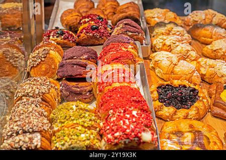 Kochen Sie im Supermarkt kulinarische Obstkuchen an der Theke. Saatgutbäckerei Stockfoto