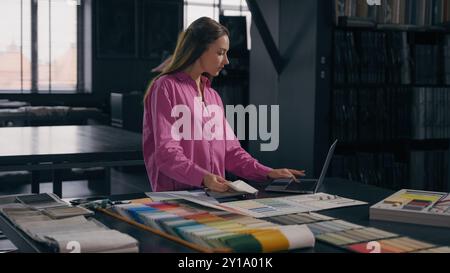 Professionelle kreative Designerin Architektin Künstlerin Geschäftsfrau, die auf einem Laptop schreibt, entwickeln Innenprojekt im Büro kaukasische Frau klein Stockfoto