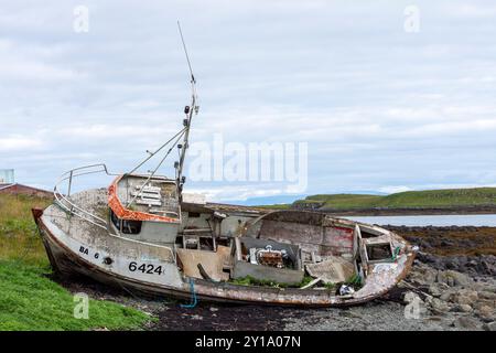 Das gestrandete alte Schiffswrack liegt am Ufer der kleinen Insel Flatey. Breiðafjörður, Westfjorde, Island, Europa Stockfoto