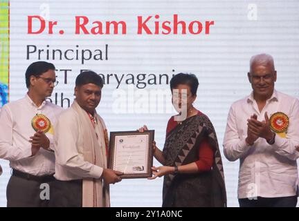 Neu-Delhi, Indien. September 2024. NEW DELHI, INDIEN – 5. SEPTEMBER: Delhi Bildungsminister Atishi vergibt den Delhi State Teachers Award anlässlich des Teachers Day im Thyagraj Stadium am 5. September 2024 in Neu-Delhi, Indien. (Foto: Sonu Mehta/Hindustan Times/SIPA USA) Credit: SIPA USA/Alamy Live News Stockfoto