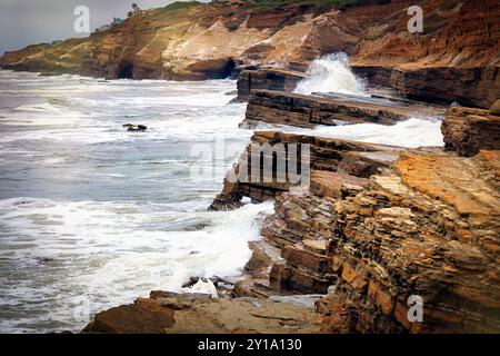 Wellen des Pazifischen Ozeans treffen die Klippen am Point Loma in San Diego, Kalifornien. Stockfoto