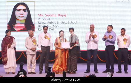 Neu-Delhi, Indien. September 2024. NEW DELHI, INDIEN – 5. SEPTEMBER: Delhi Bildungsminister Atishi vergibt den Delhi State Teachers Award anlässlich des Teachers Day im Thyagraj Stadium am 5. September 2024 in Neu-Delhi, Indien. (Foto: Sonu Mehta/Hindustan Times/SIPA USA) Credit: SIPA USA/Alamy Live News Stockfoto