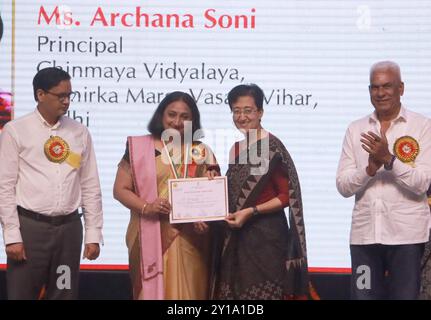 Neu-Delhi, Indien. September 2024. NEW DELHI, INDIEN – 5. SEPTEMBER: Delhi Bildungsminister Atishi vergibt den Delhi State Teachers Award anlässlich des Teachers Day im Thyagraj Stadium am 5. September 2024 in Neu-Delhi, Indien. (Foto: Sonu Mehta/Hindustan Times/SIPA USA) Credit: SIPA USA/Alamy Live News Stockfoto