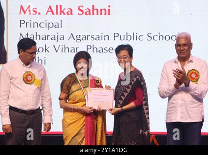 Neu-Delhi, Indien. September 2024. NEW DELHI, INDIEN – 5. SEPTEMBER: Delhi Bildungsminister Atishi vergibt den Delhi State Teachers Award anlässlich des Teachers Day im Thyagraj Stadium am 5. September 2024 in Neu-Delhi, Indien. (Foto: Sonu Mehta/Hindustan Times/SIPA USA) Credit: SIPA USA/Alamy Live News Stockfoto
