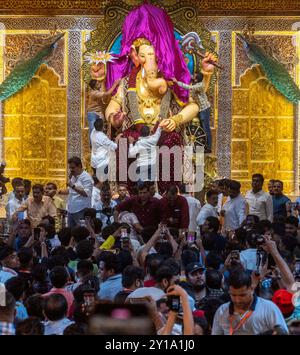 Mumbai, Indien. September 2024. MUMBAI, INDIEN – 5. SEPTEMBER: Ein Idol des elefantenköpfigen hinduistischen Gottes Ganesh, im Volksmund bekannt als Lalbaugcha Raja, wurde am 5. September 2024 in Mumbai, Indien, den Medien vorgestellt. (Foto: Satish Bate/Hindustan Times/SIPA USA) Credit: SIPA USA/Alamy Live News Stockfoto