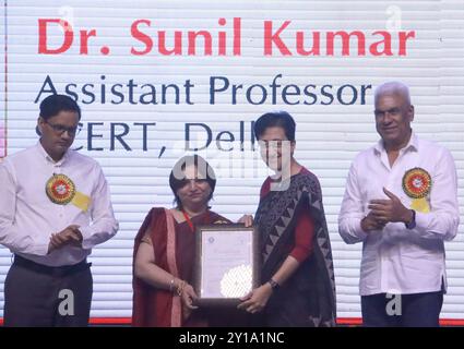 Neu-Delhi, Indien. September 2024. NEW DELHI, INDIEN – 5. SEPTEMBER: Delhi Bildungsminister Atishi vergibt den Delhi State Teachers Award anlässlich des Teachers Day im Thyagraj Stadium am 5. September 2024 in Neu-Delhi, Indien. (Foto: Sonu Mehta/Hindustan Times/SIPA USA) Credit: SIPA USA/Alamy Live News Stockfoto