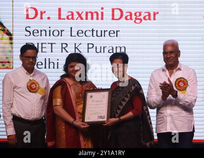 Neu-Delhi, Indien. September 2024. NEW DELHI, INDIEN – 5. SEPTEMBER: Delhi Bildungsminister Atishi vergibt den Delhi State Teachers Award anlässlich des Teachers Day im Thyagraj Stadium am 5. September 2024 in Neu-Delhi, Indien. (Foto: Sonu Mehta/Hindustan Times/SIPA USA) Credit: SIPA USA/Alamy Live News Stockfoto