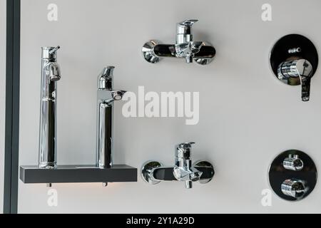 Elegante Präsentation moderner Chrom-Badezimmerleuchten auf minimalistischem Hintergrund. Stockfoto