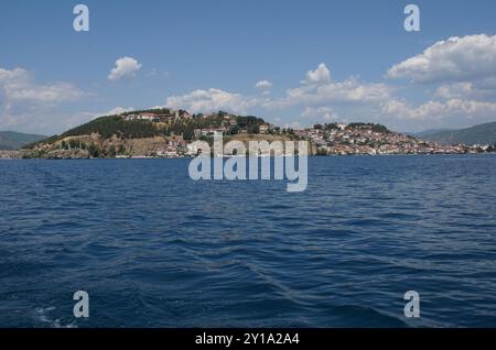 See Ohrid mit der Kirche St. Clemens und Zar Samuel's Festung mit Blick auf die historische Stadt Ohrid in Nordmakedonien Stockfoto