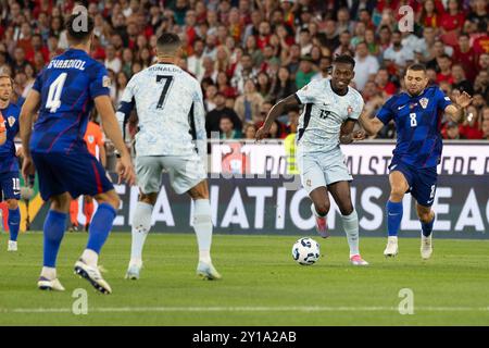 September 2024. Lissabon, Portugal. Portugals und Mailand-Stürmer Rafael Leao (17) in Aktion während der Gruppe 1 der UEFA Nations League, Portugal gegen Kroatien Credit: Alexandre de Sousa/Alamy Live News Stockfoto