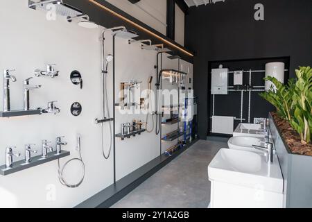 Moderne Badezimmerausstattung und Zubehör im Showroom. Stockfoto