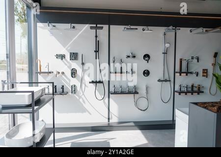 Elegante Präsentation moderner Badezimmereinrichtungen im sonnendurchfluteten Showroom. Stockfoto