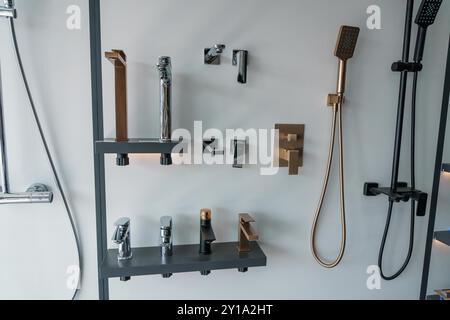 Elegantes Display mit modernen Badezimmerarmaturen und Zubehör. Stockfoto