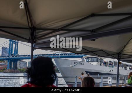 Blick auf das Touristenboot Eclipse, das in New York angedockt ist, für die Tour zur Freiheitsstatue. New York. USA. Stockfoto