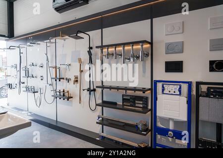 Elegante Badezimmerhalterung im modernen Showroom. Stockfoto
