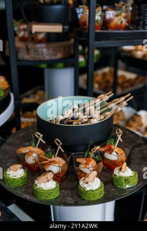 Exquisite Gourmet-Canapés bei eleganter Veranstaltung. Stockfoto