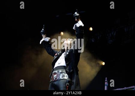 BARCELONA, SPANIEN - 28. Juni 2024: Alice Cooper tritt auf der Bühne im Poble Espanyol auf. Stockfoto