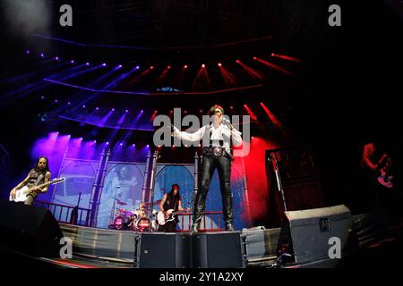 BARCELONA, SPANIEN - 28. Juni 2024: Alice Cooper tritt auf der Bühne im Poble Espanyol auf. Stockfoto