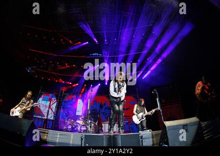 BARCELONA, SPANIEN - 28. Juni 2024: Alice Cooper tritt auf der Bühne im Poble Espanyol auf. Stockfoto