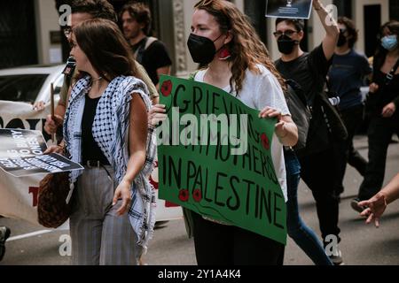 NEW YORK, NEW YORK - 2. SEPTEMBER 2024: Demonstranten marschieren in Solidarität mit Palästina durch die Straßen von Manhattan Stockfoto