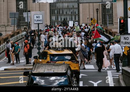 NEW YORK, NEW YORK - 2. SEPTEMBER 2024: Demonstranten marschieren in Solidarität mit Palästina durch die Straßen von Manhattan Stockfoto