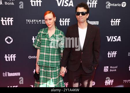 Ein. September 2024. Rebecca Jo Dunham, Jay Baruchel at Arrivals for THE TRAGICALLY HIP: NO DRESS PROBE Premiere beim Toronto International Film Festival (TIFF) 2025, Royal Alexandra Theatre, Toronto, ON, 05. September, 2024. Quelle: JA/Everett Collection/Alamy Live News Stockfoto