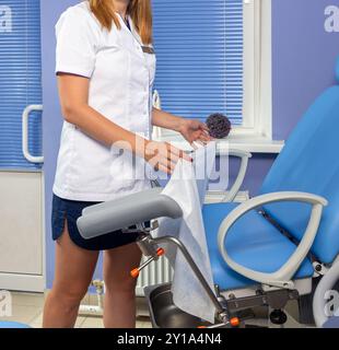 Die Krankenschwester Orte ein sauberes Handtuch auf dem Untersuchungstisch für die Untersuchung des Patienten. Stockfoto