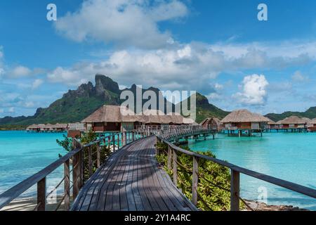 Blick auf den Mount Otemanu durch türkisfarbene Lagune, Palmen und Überwasser-Bungalows auf Bora Bora Island, Tahiti, Französisch-Polynesien und Südpazifik Stockfoto