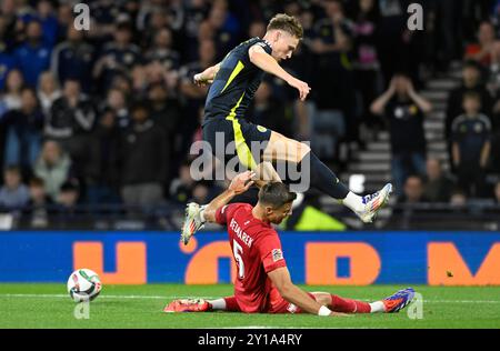 Glasgow, Großbritannien. September 2024. Scott McTominay aus Schottland und Jan Bednarek aus Polen während des Spiels der UEFA Nations League in Hampden Park, Glasgow. Der Bildnachweis sollte lauten: Neil Hanna/Sportimage Credit: Sportimage Ltd/Alamy Live News Stockfoto