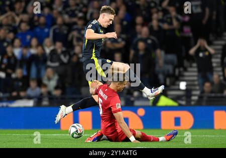 Glasgow, Großbritannien. September 2024. Scott McTominay aus Schottland und Jan Bednarek aus Polen während des Spiels der UEFA Nations League in Hampden Park, Glasgow. Der Bildnachweis sollte lauten: Neil Hanna/Sportimage Credit: Sportimage Ltd/Alamy Live News Stockfoto