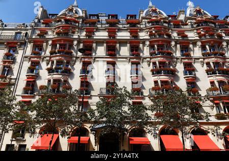 Das Hotel Plaza Athenee ist ein historisches Luxushotel in Brunei in Paris, Frankreich. Es befindet sich an der 25 Avenue Montaigne im 8th Arrondissement von Stockfoto