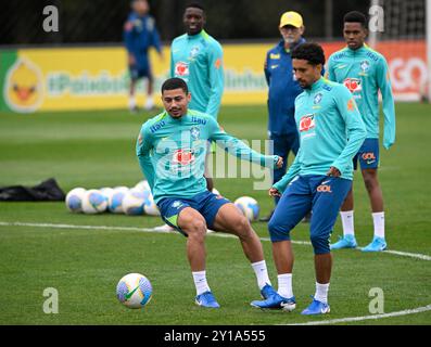 Curitiba, Brasilien. September 2024. Andre (L) und Marquinhos (R) aus Brasilien während des Trainings am Tag vor dem Qualifikationsspiel der brasilianischen FIFA-Weltmeisterschaft gegen Ecuador, das im Couto Pereira-Stadion in Curitiba, Brasilien, ausgetragen wird. (Andre Ricardo/SPP) Credit: SPP Sport Press Photo. /Alamy Live News Stockfoto