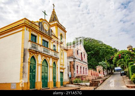 Hang in der Stadt Olinda mit historischer Kirche und Häusern im Kolonialstil (Editado) Stockfoto