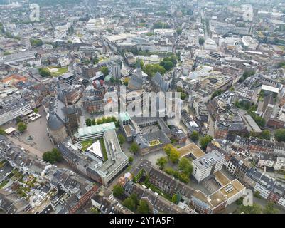 Aachener Dom, Rathaus Aachen in Deutschland. Stadtblick, Drohnenvideo Stockfoto