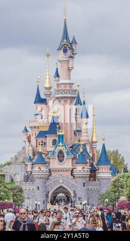 Disneyland Paris, Hauptstraße mit schlafender Schönheitsburg in der Ferne Stockfoto