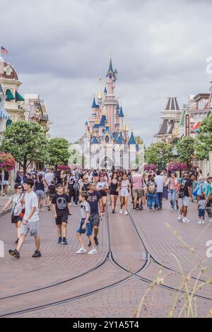 Disneyland Paris, Hauptstraße mit schlafender Schönheitsburg in der Ferne Stockfoto