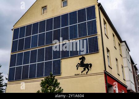 Wohngebäude in Herne, vertikale Photovoltaik-Module wurden oben im Gebäude installiert, optimale Nutzung der Oberflächen an Häusern, NRW Stockfoto