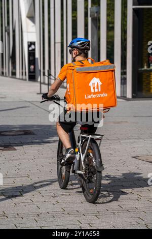 Lieferando Lieferservice, Fahrradkurier mit Thermalrucksack, Düsseldorf, NRW, Deutschland Stockfoto