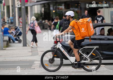 Lieferando Lieferservice, Fahrradkurier mit Thermalrucksack, E-Bike, Düsseldorf, NRW, Deutschland Stockfoto