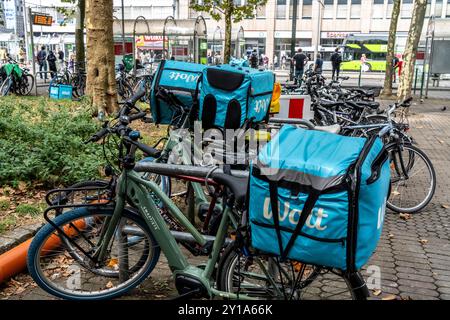 Wolt-Lieferservice, geparkte Fahrräder von Fahrradkurieren mit Thermalrucksack, vor dem Hauptbahnhof in Düsseldorf, NRW Stockfoto