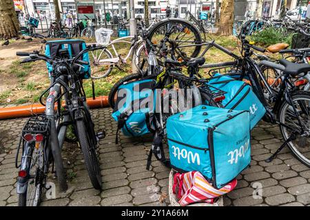 Wolt-Lieferservice, geparkte Fahrräder von Fahrradkurieren mit Thermalrucksack, vor dem Hauptbahnhof in Düsseldorf, NRW Stockfoto