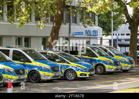 Polizeistation, in der Heinrich-Heine-Allee, Altstadtpolizeistation, Polizeifahrzeuge, Streifenwagen, vor dem Bahnhof, in Düsseldorf, NRW, Deutschland Stockfoto