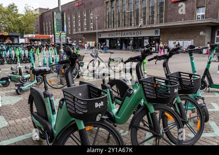 Ausgewiesene Gemeinschaftsstationen, Parkplatz für E-Scooter, Leihfahrräder, E-Scooter, vor dem Hauptbahnhof in Düsseldorf, NRW, Deutschland, Stockfoto