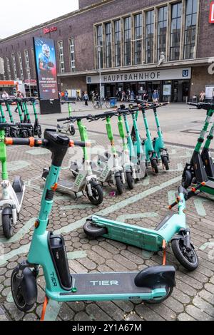 Ausgewiesene Gemeinschaftsstationen, Parkplatz für E-Scooter, Leihfahrräder, E-Scooter, vor dem Hauptbahnhof in Düsseldorf, NRW, Deutschland, Stockfoto