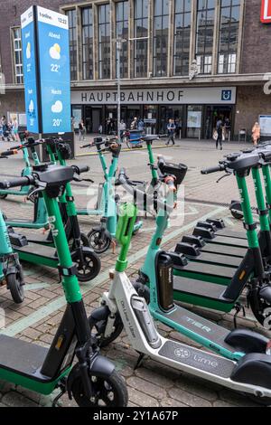 Ausgewiesene Gemeinschaftsstationen, Parkplatz für E-Scooter, Leihfahrräder, E-Scooter, vor dem Hauptbahnhof in Düsseldorf, NRW, Deutschland, Stockfoto