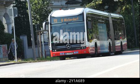 Ein Bus der Linie 19 von der Hamburger Hochbahn AG in Richtung U-Bahnhof Alsterdorf steht an der Haltestelle Streekbrücke. Harvestehude Hamburg *** an der Haltestelle Streekbrücke Harvestehude Hamburg befindet sich Ein Bus der Linie 19 der Hamburger Hochbahn AG in Richtung U-Bahnhof Alsterdorf Stockfoto