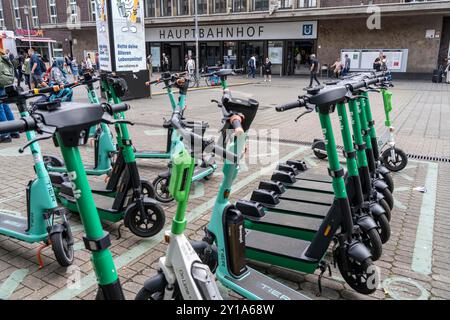 Ausgewiesene Gemeinschaftsstationen, Parkplatz für E-Scooter, Leihfahrräder, E-Scooter, vor dem Hauptbahnhof in Düsseldorf, NRW, Deutschland, Stockfoto