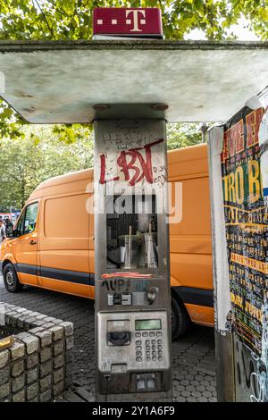 Alte, nicht mehr funktionierende öffentliche Telefone, Telekom, zerstört, schmutzig, am Hauptbahnhof Düsseldorf, NRW, Deutschland, Stockfoto