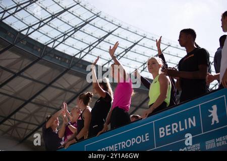 Berlin, Deutschland. September 2024. Athletics, Meeting, ISTAF: Athletics Opening mit Busfahrt. Quelle: Felix Wolf/Alamy Live News Stockfoto