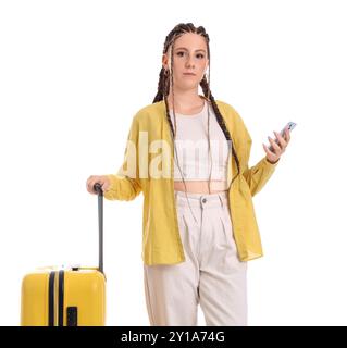 Junge Frau mit Dreadlocks und Koffer auf weißem Hintergrund Stockfoto